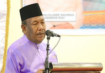 Berpamitan ke DPRD Riau, Gubernur Bacakan Sebait Pantun