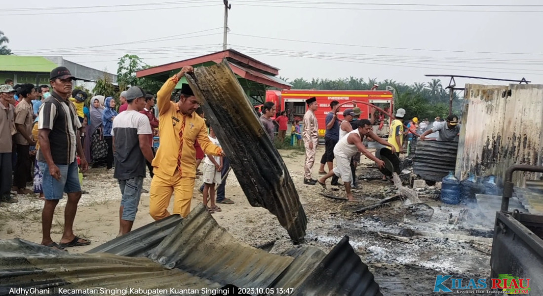 Aksi Kades Sungai Sirih dalam Upaya Pemadaman Api dan Bersihkan Puing-puing Akibat Kebakaran