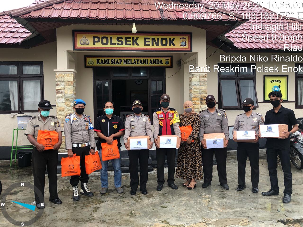 Bhayangkari Ranting Polsek Enok Salurkan Sembako ke Masyarakat Miskin Lansia dan Balita