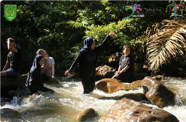 Menyaksikan Beberapa Potret Pemandian Batu Besar Yang Diabadikan Pengunjung