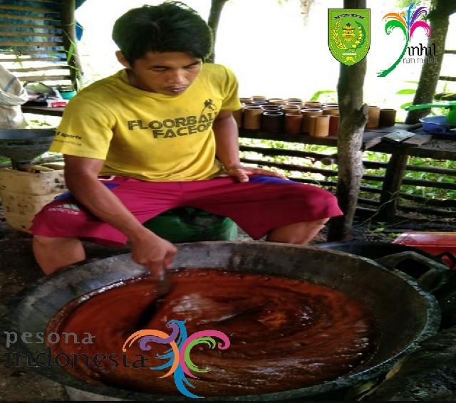 Meningkatkan Nilai Ekonomi, Pelaku Usaha Ini Buat Gula Merah dari Nira Kelapa 