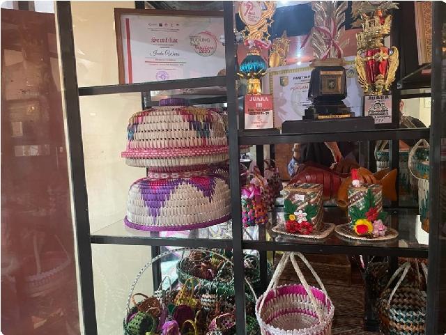 Anyaman Pandan Mawar Suci Pas Untuk Oleh-oleh