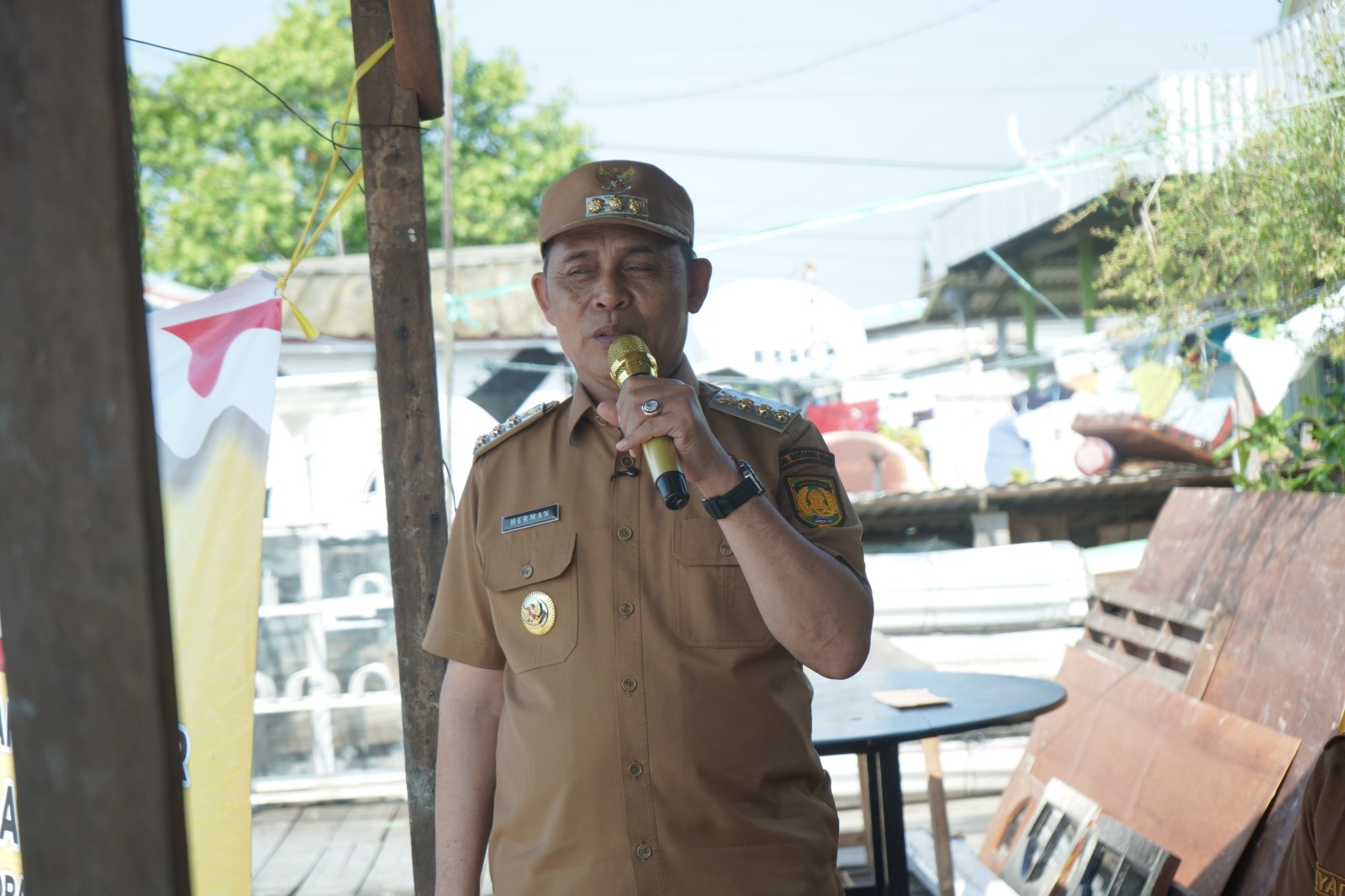 Bupati Herman Tinjau Lokasi Abrasi di Tanah Merah, Salurkan Bantuan dan Siapkan Langkah Penanganan Jangka Panjang