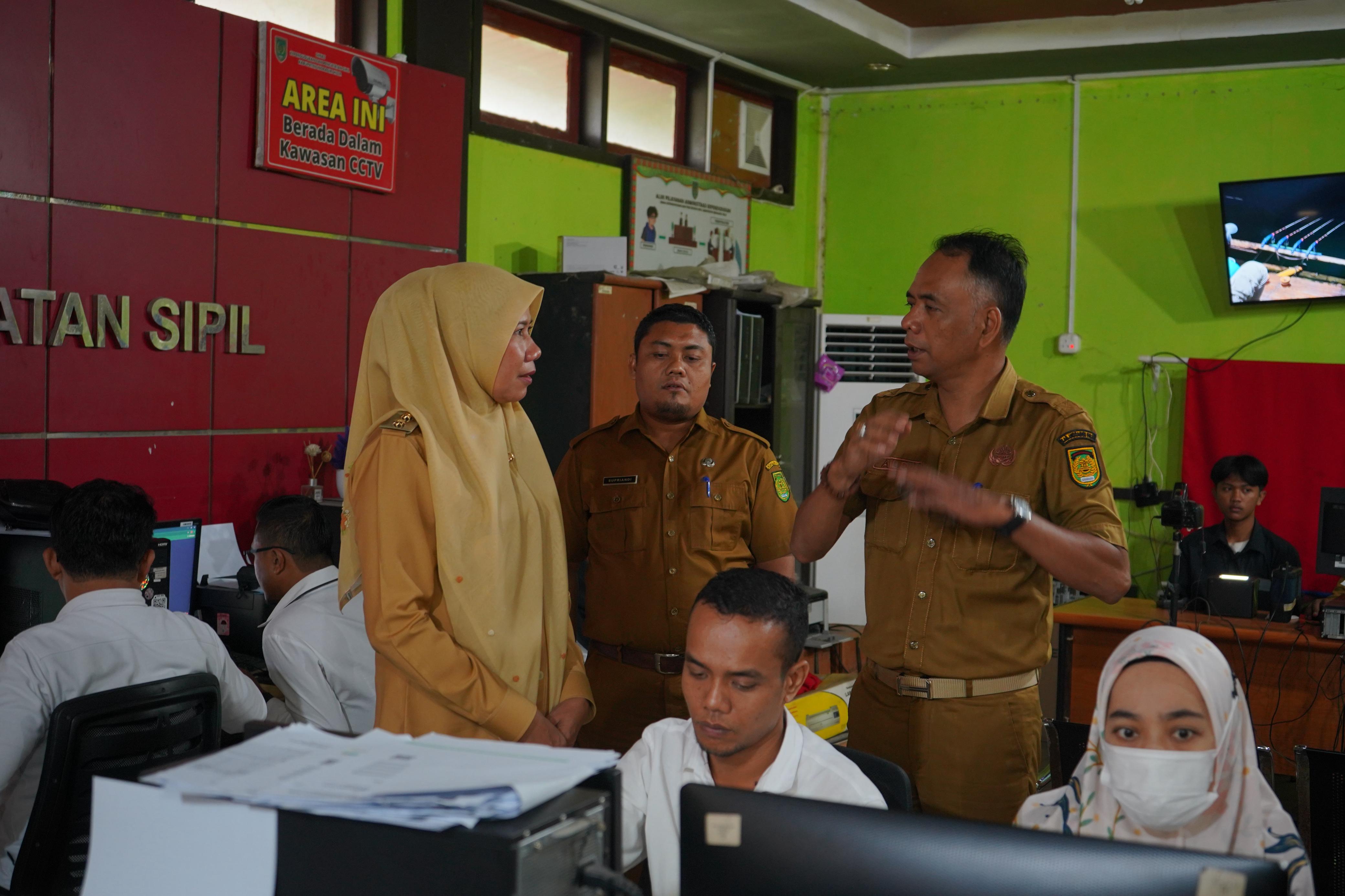 Wakil Bupati Inhil Tinjau Operasi Pasar Murah dan Pelayanan Kependudukan