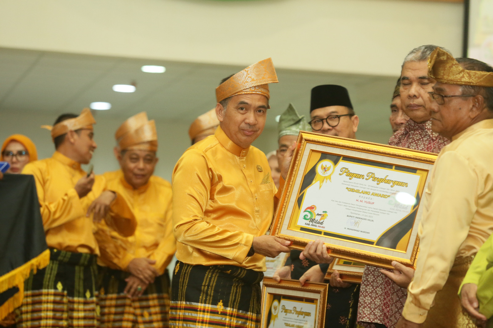 Ketua DPRD Inhil Serahkan Penghargaan Kemilang Award Kepada Sosok Yang Berjasa Terhadap Daerah dan Pembangunan