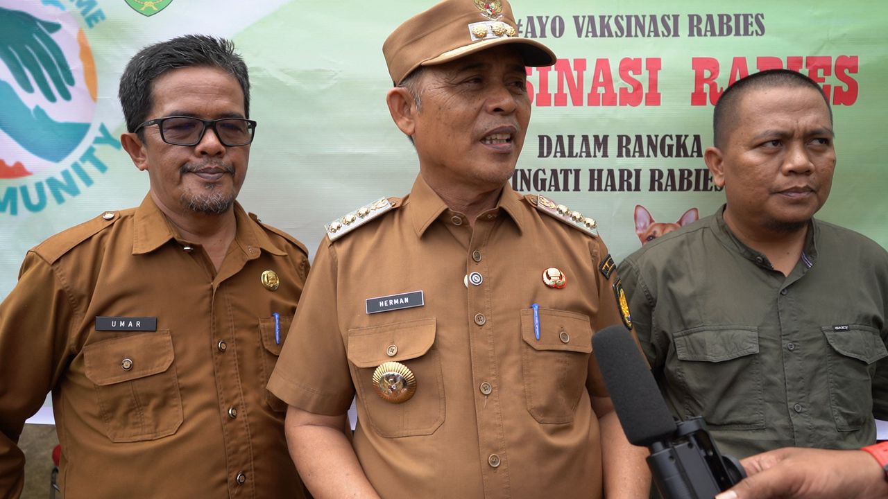 Hari Rabies Sedunia, Bupati H. Herman Pantau Pemberian Vaksinasi Gratis 