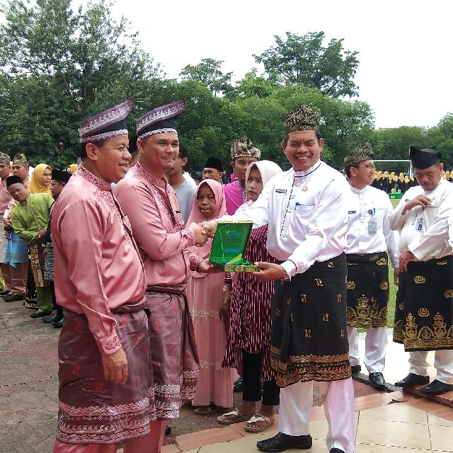 BPJS Ketenagakerjaan Kuantan Singingi Serahkan Santunan Progam Jaminan Kematian di Lapangan Limuno Teluk Kuantan