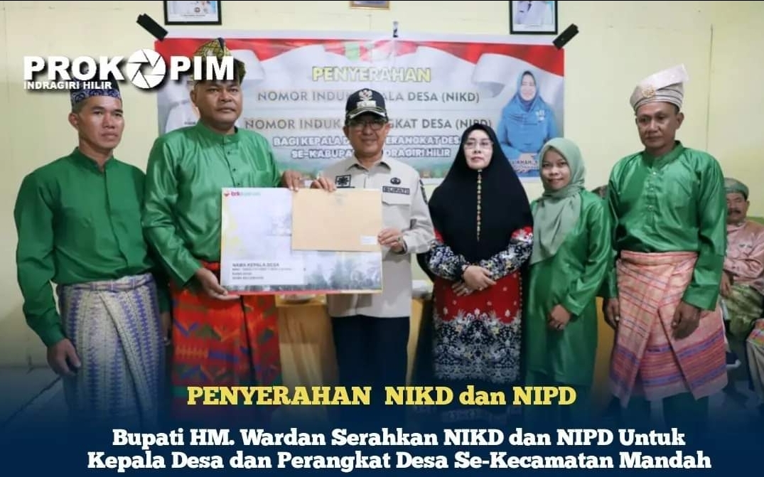 Bupati Inhil Serahkan NIKD dan NIPD Untuk Kepala Desa dan Perangkat Desa Se-Kecamatan Mandah
