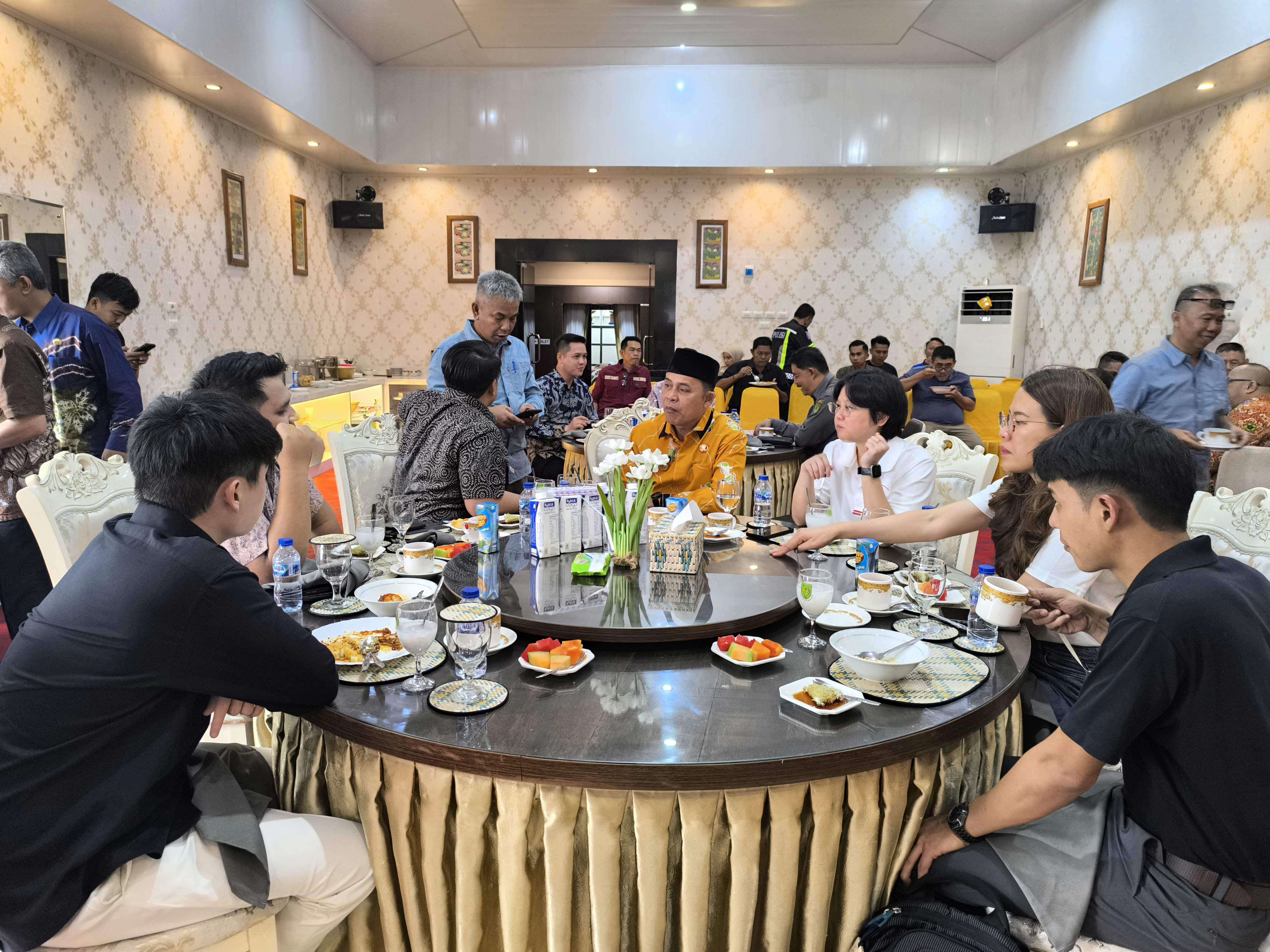 Bupati Inhil H. Herman Jamu Sarapan Bersama Tim Hilirisasi Kelapa Bappenas dan Investor di Kediaman Resmi
