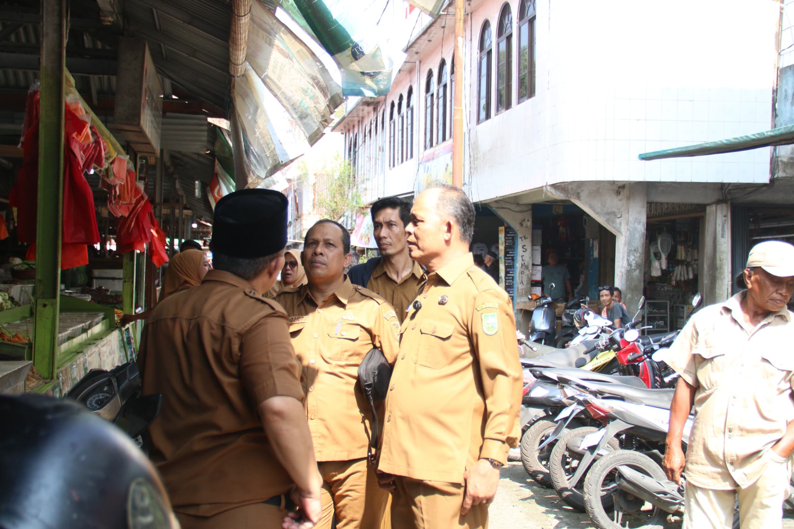 Bupati Herman Tinjau TPS Pedagang Yos Sudarso, Percepat Relokasi Demi Kelancaran Pembangunan Pasar Rakyat