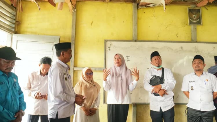 Kondisi SDN 007 Kayu Raja Memprihatinkan, Plh Bupati Serahkan Bantuan untuk Perbaikan