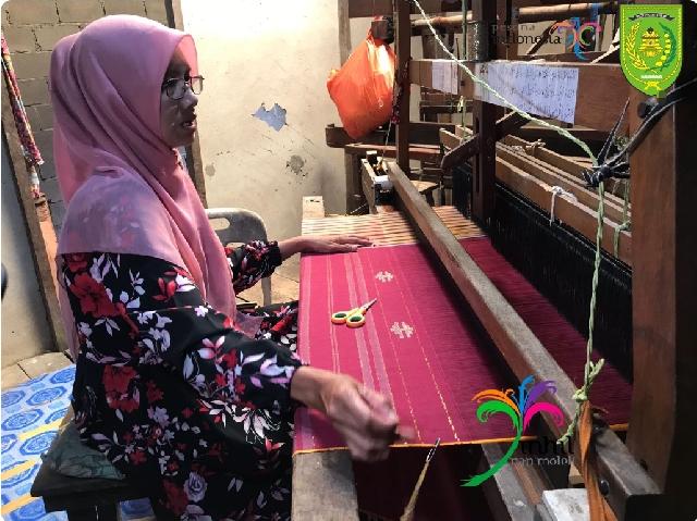 Kain Batik Bernuansa Motf Inhil, Tenun Cempaka Wangi Pilihannya