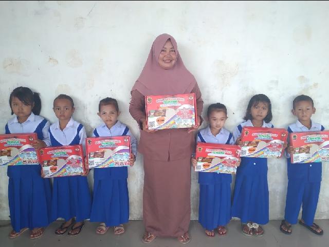 Pemerintah Desa Concong Dalam Salurkan 60 Buah Buku Tematik ke Sekolah PAUD