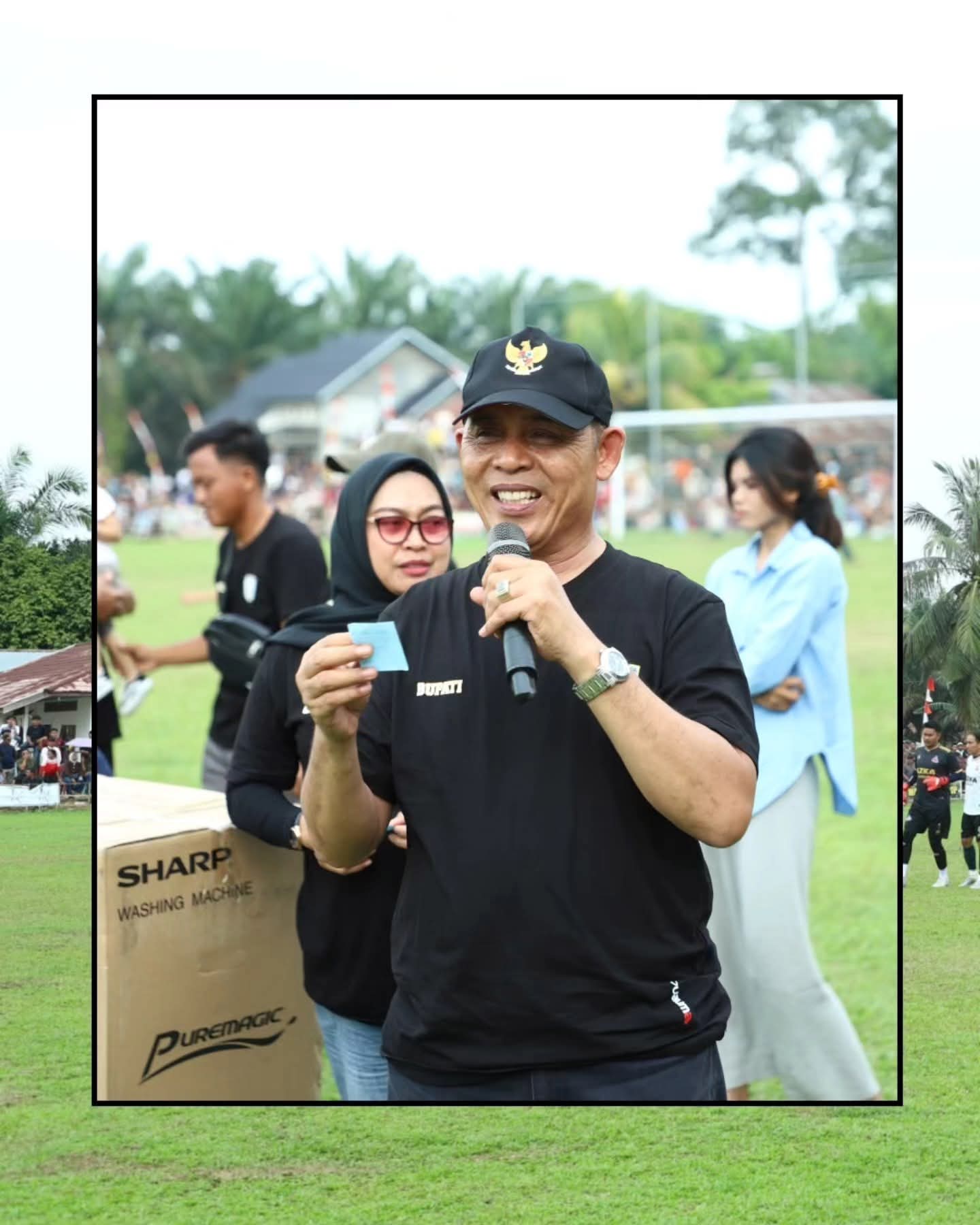 Disaksikan Ribuan Pasang Mata, Bupati Inhil Tutup Open Turnamen Sepak Bola Azka Cup 1