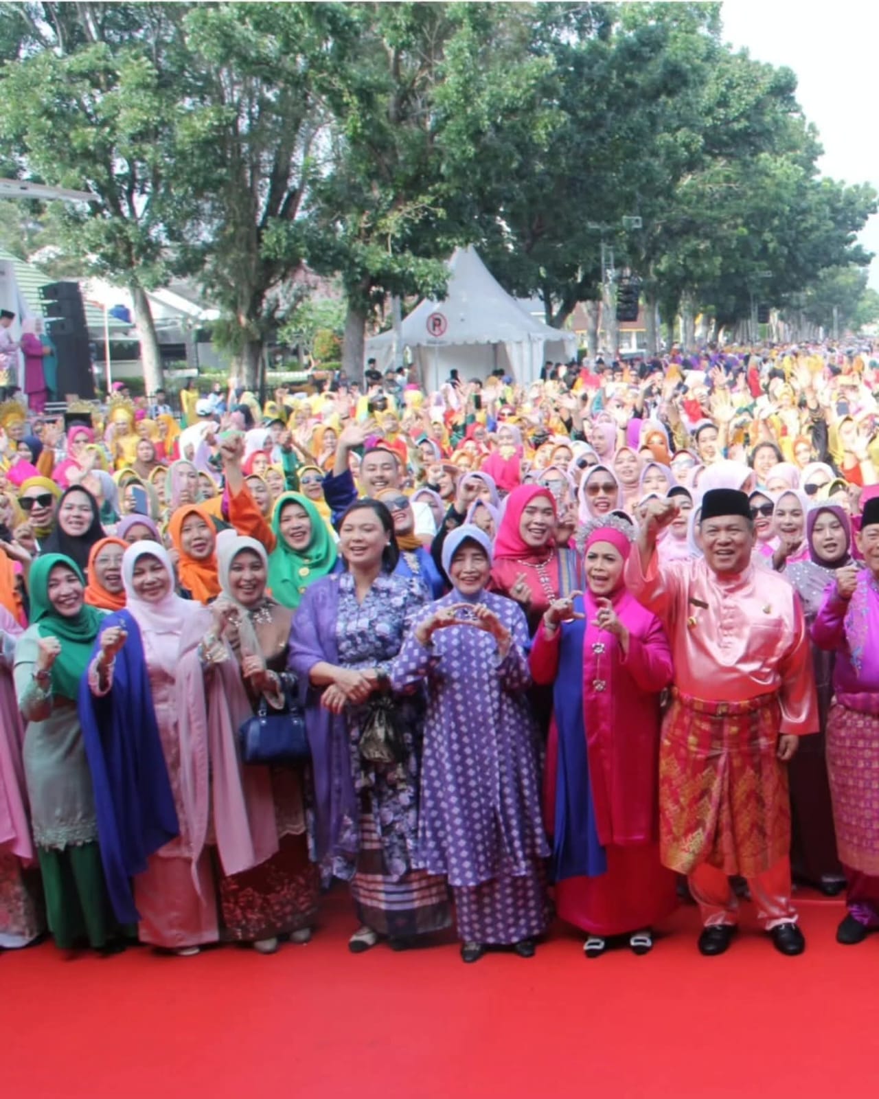 Tari Zapin Massal Pecahkan Rekor MURI, Bupati Inhil Hadiri Ajang Pelestarian Budaya Melayu di Pekanbaru